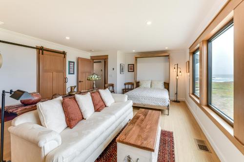 Katil atau katil-katil dalam bilik di Walk to Beach Luxury Oceanfront Escape in Caspar