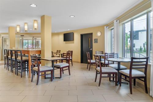 a restaurant with tables and chairs and a bar at Best Western Plus Traverse City in Traverse City