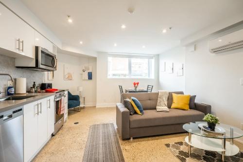 Η κουζίνα ή μικρή κουζίνα στο Modern 1BR Apartment - 8min walk to High Park Nearest Intersection Alhambra Ave