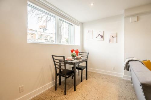 Χώρος καθιστικού στο Modern 1BR Apartment - 8min walk to High Park Nearest Intersection Alhambra Ave