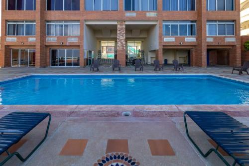 a swimming pool in front of a building at TUCACAS VISTA Y SALIDA AL MAR Apto TIPO ESTUDIO DUPLEX SIN HABITACIÓN INDEPENDIENTE in Tucacas