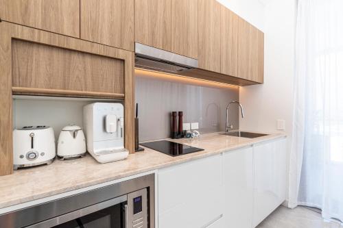 Dapur atau dapur kecil di Absolute Beachfront Penthouse Sunshine Coast