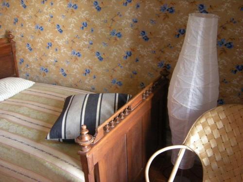 une chambre avec un lit avec un oreiller dessus dans l'établissement Maison de Maitre Comfortable holiday residence, à Ferrals-lès-Corbières