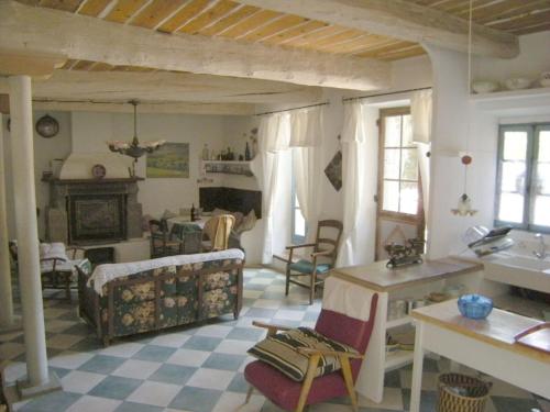 un salon avec un canapé et une cheminée dans l'établissement Maison de Maitre Comfortable holiday residence, à Ferrals-lès-Corbières