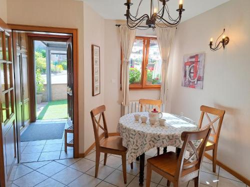 une salle à manger avec une table et des chaises dans l'établissement House near Vosges Park and La Petite Pierre, à Hinsbourg