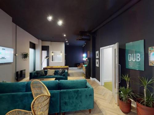 a living room with blue couches and a couch at Cork Street in Dublin in Dublin