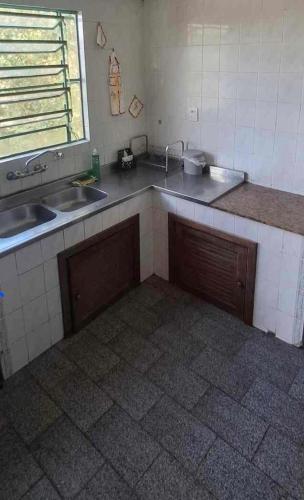 Dapur atau dapur kecil di Sítio em meio a natureza, perfeito para relaxar