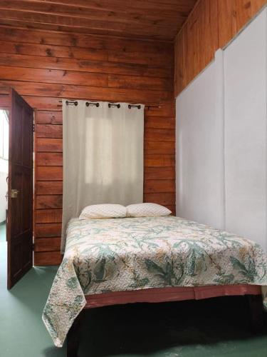 Ένα ή περισσότερα κρεβάτια σε δωμάτιο στο Cabin in Orosi
