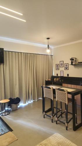 a dining room with a table and some chairs at ANGATU CHALÉS Bem Estar, Aconchego e Conforto in Serra Negra