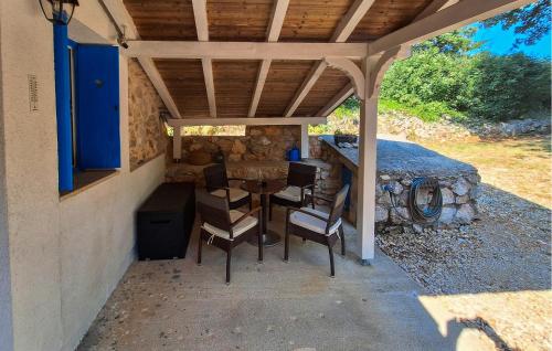 Kawasan patio atau luaran di Awesome Home In Risika With Kitchen