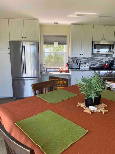 Dapur atau dapur kecil di Lamoine Beach House