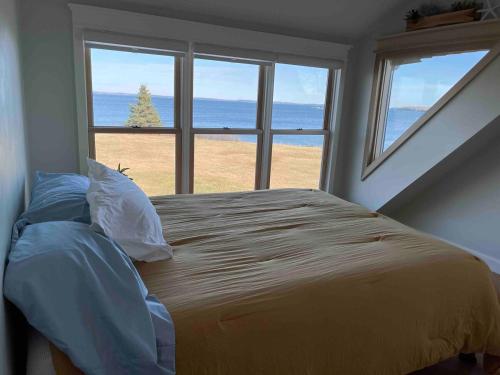Katil atau katil-katil dalam bilik di Lamoine Beach House
