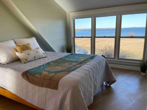 Katil atau katil-katil dalam bilik di Lamoine Beach House