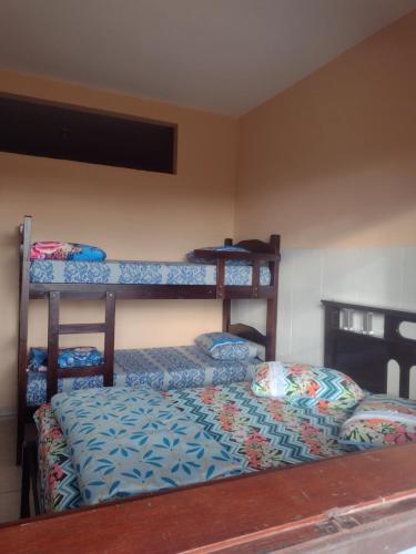 a bedroom with two bunk beds in a room at Apartamento Avenida 10 com ar condicionado in São Thomé das Letras