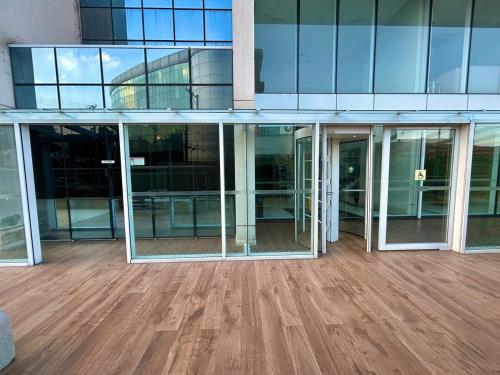 an office building with glass doors and a wooden floor at Studio Luxo Próx Aeroporto GRU in Guarulhos