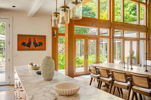 Φωτογραφία από το άλμπουμ του Luxurious 7Bedroom Retreat with Pool East Hamptons σε East Hampton