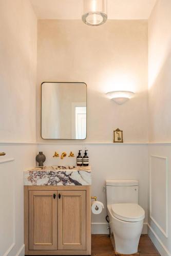 Ένα μπάνιο στο Luxurious 7Bedroom Retreat with Pool East Hamptons
