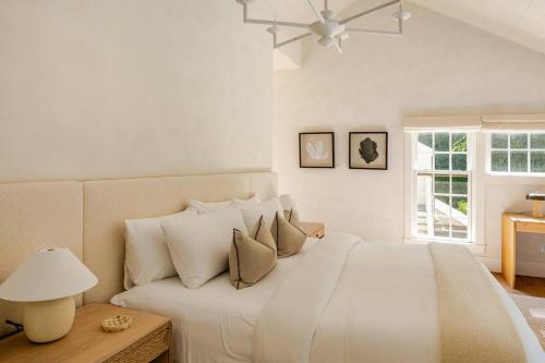 Ένα ή περισσότερα κρεβάτια σε δωμάτιο στο Luxurious 7Bedroom Retreat with Pool East Hamptons