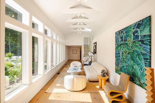 Χώρος καθιστικού στο Luxurious 7Bedroom Retreat with Pool East Hamptons
