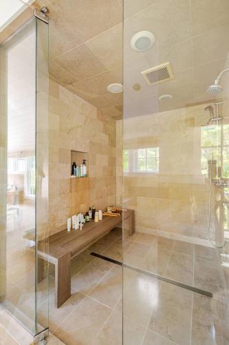 Ένα μπάνιο στο Luxurious 7Bedroom Retreat with Pool East Hamptons