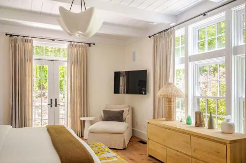 Ένα ή περισσότερα κρεβάτια σε δωμάτιο στο Luxurious 7Bedroom Retreat with Pool East Hamptons