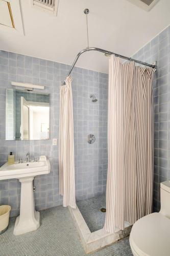Ένα μπάνιο στο Luxurious 7Bedroom Retreat with Pool East Hamptons