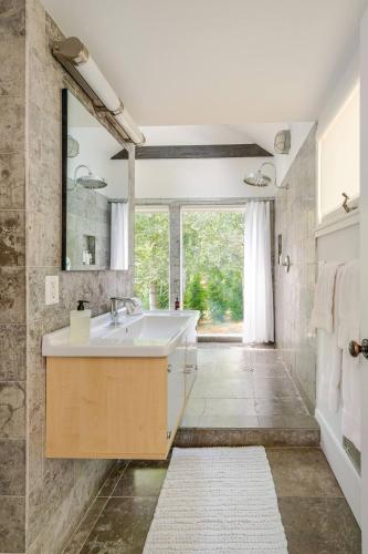Ένα μπάνιο στο Luxurious 7Bedroom Retreat with Pool East Hamptons