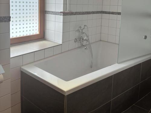 Vannituba majutusasutuses Ferienparadies in der Vulkaneifel