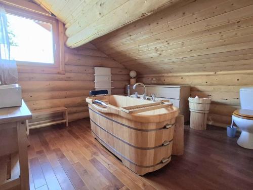 Bilik mandi di Chalet spacieux avec parking sécurisé, proche de l'étang - FR-1-592-87