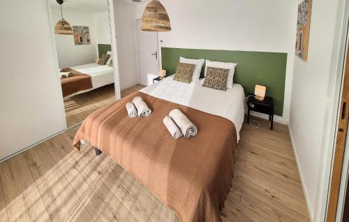 une chambre avec un grand lit avec des serviettes dessus dans l'établissement Nice Home In La Bégude De Mazenc, à La Bégude-de-Mazenc