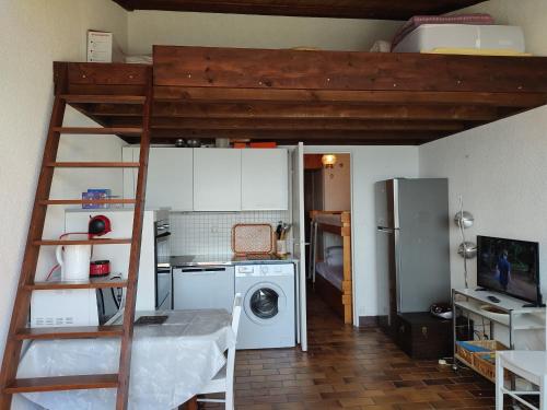 - une petite cuisine avec des lits superposés dans une chambre dans l'établissement Studio Alcôve 4 Pers, Proche Plage, Parking Privé - FR-1-796-32, à Gruissan