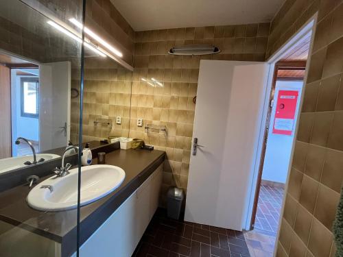 une salle de bain avec un lavabo et un miroir dans l'établissement Studio Alcôve 4 Pers, Proche Plage, Parking Privé - FR-1-796-32, à Gruissan