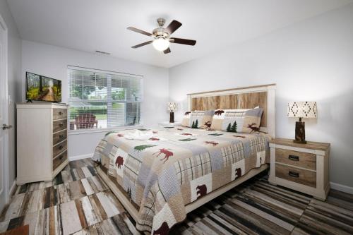 a bedroom with a bed and a ceiling fan at Sweet Pea Cottage Updated furnishings arcade game HOA Community Outdoor Pool in Pigeon Forge