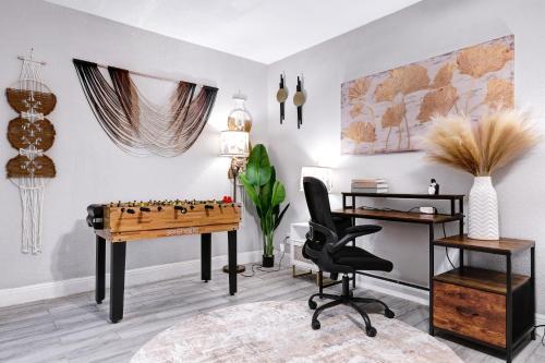 a living room with a desk and a chessboard at Near Sea World Hot Tub Swing Set BBQ Yard Games in San Antonio