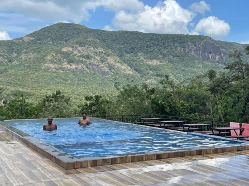 Pemandangan gunung umum atau pemandangan gunung yang diambil dari hotel