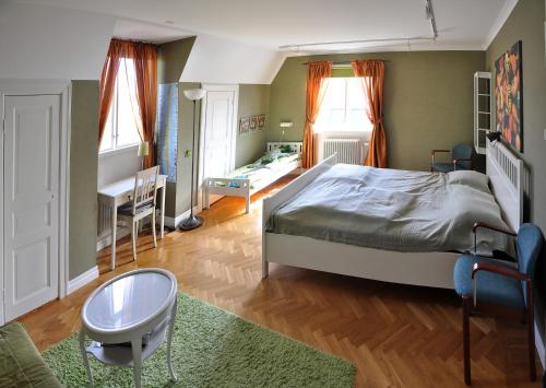 1 dormitorio con cama y escritorio. en Villa Ekebo Bed & Kitchen, en Borgholm