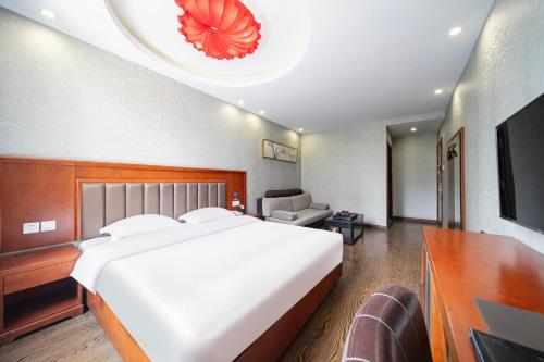Una cama o camas en una habitación de Harbin Huaxi Hotel - Ice World Branch