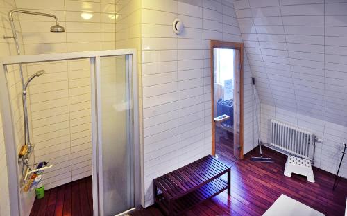 un pasillo con un banco de madera en una habitación en Villa Ekebo Bed & Kitchen, en Borgholm