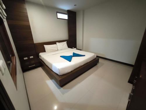 a bedroom with a bed with a blue bird on it at Grand appartement vue mer, Sunset!!! in Amphoe Koh Samui