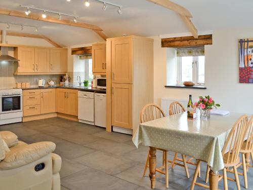 Una cocina o cocineta en Tresidder Barn