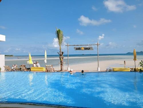 Bazén v ubytování Smile Samui Chaweng Beach Front Resort nebo v jeho okolí