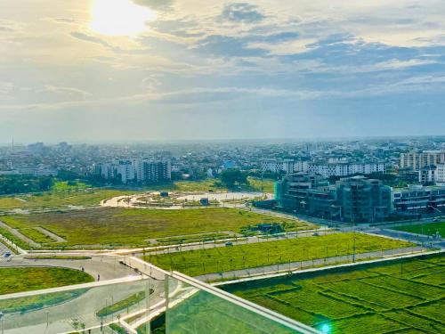 Pemandangan umum bagi Hue atau pemandangan bandar yang diambil dari apartmen