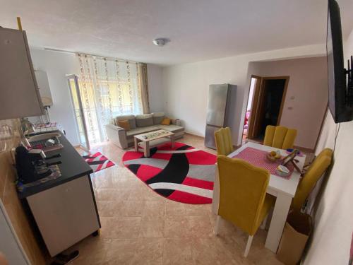 a living room with a table and a dining room at Pensiunea Agroturistica Casa Tarta in Livada
