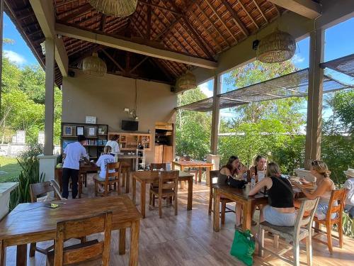 En restaurant eller et andet spisested på Apit Lawang Villas