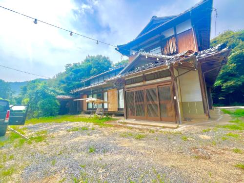 下関市にあるペット可一棟貸切宿なごむらの青屋根の家