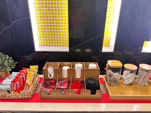 クアラルンプールにあるM Design Hotel @ Shamelin Perkasaの食べ物が詰まった2つの箱が置かれたテーブル