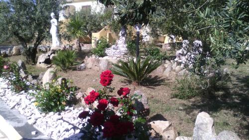 Κήπος έξω από το Villa Su Navru