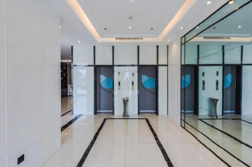 einen Flur mit Glastüren in einem Gebäude in der Unterkunft Xana Lite Hotel Tianjin National Exhibition Center Jinnan University Town in Tianjin