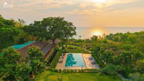 Vista aérea de um resort com piscina em Camia Resort & Spa em Duong Dong