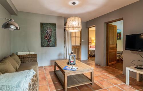 un salon avec un canapé et une table dans l'établissement Le Pin Depices, à Saint-Maximin-la-Sainte-Baume